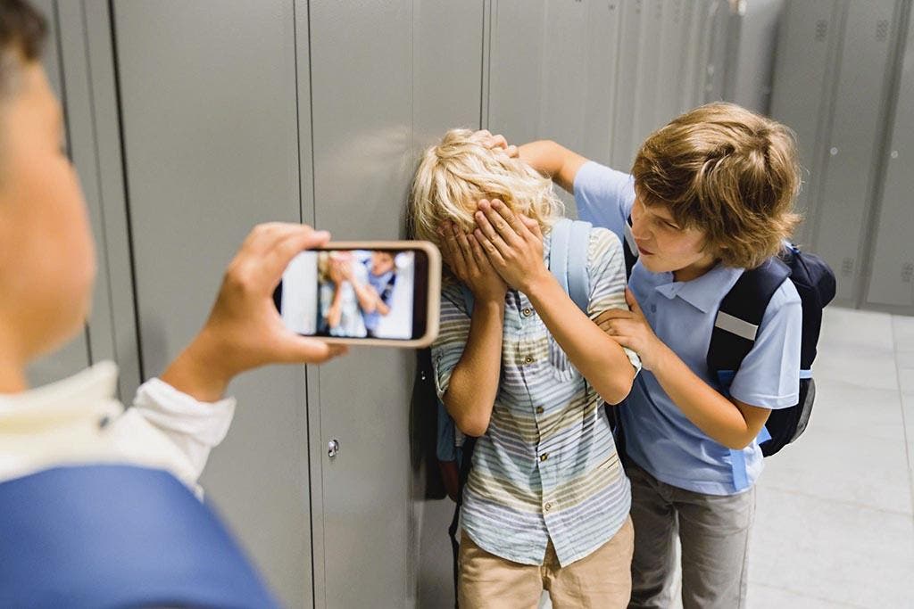 Enfant ridiculisé par ses camarades