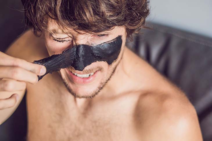 Enlever le masque anti points noirs de son nez