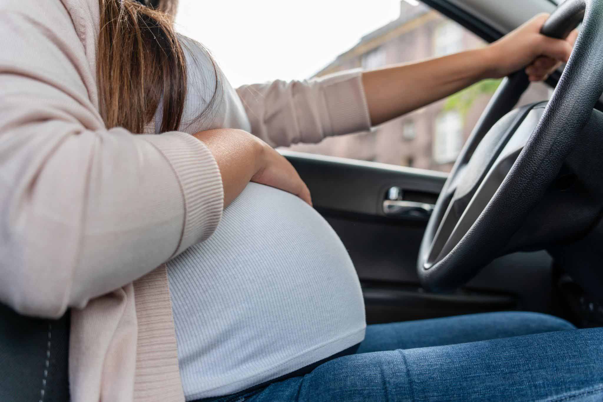 Femme enceinte qui conduit