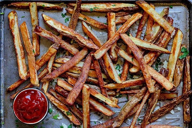 Frites au four servies avec du ketchup