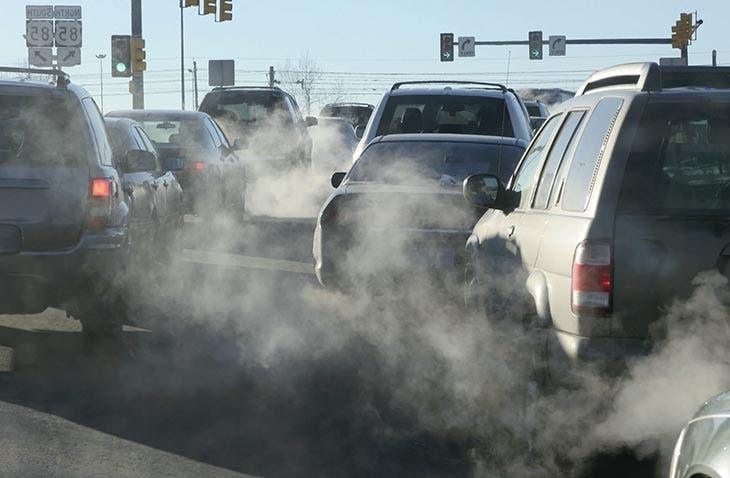 Fumée de voitures polluantes