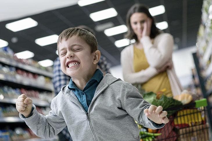 Garçon capricieux au supermarché