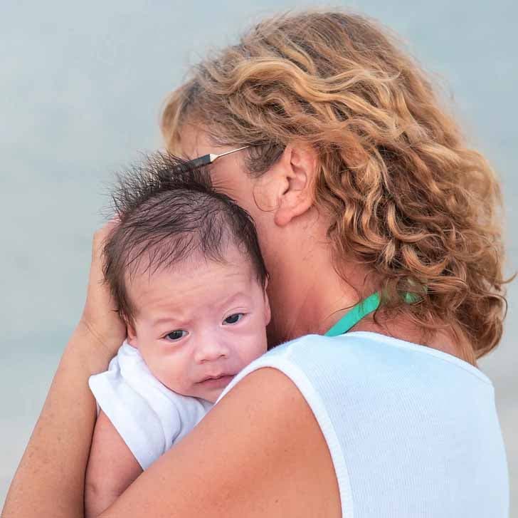 Garder son petit enfant peut aider les parents