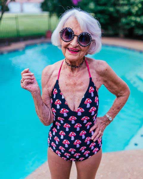 Helen Ruth van Winkle en maillot de bain avec des motifs en forme de champignon