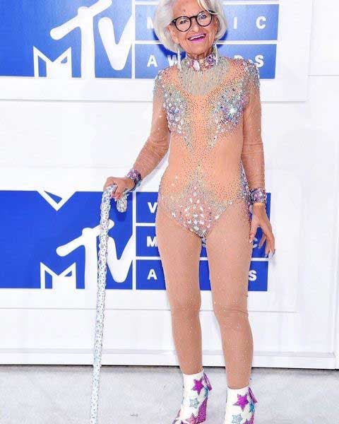 Helen Ruth van Winkle en tenue osée au MTV Music Awards