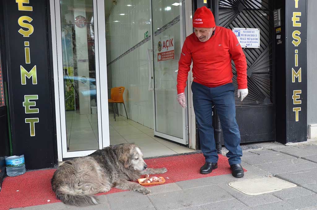 Ikram Korkmazer avec un chien