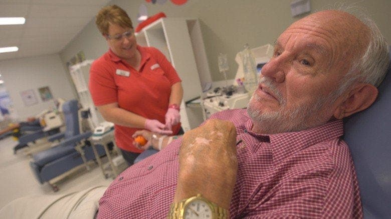 Il a donné son sang chaque semaine pendant 60 ans