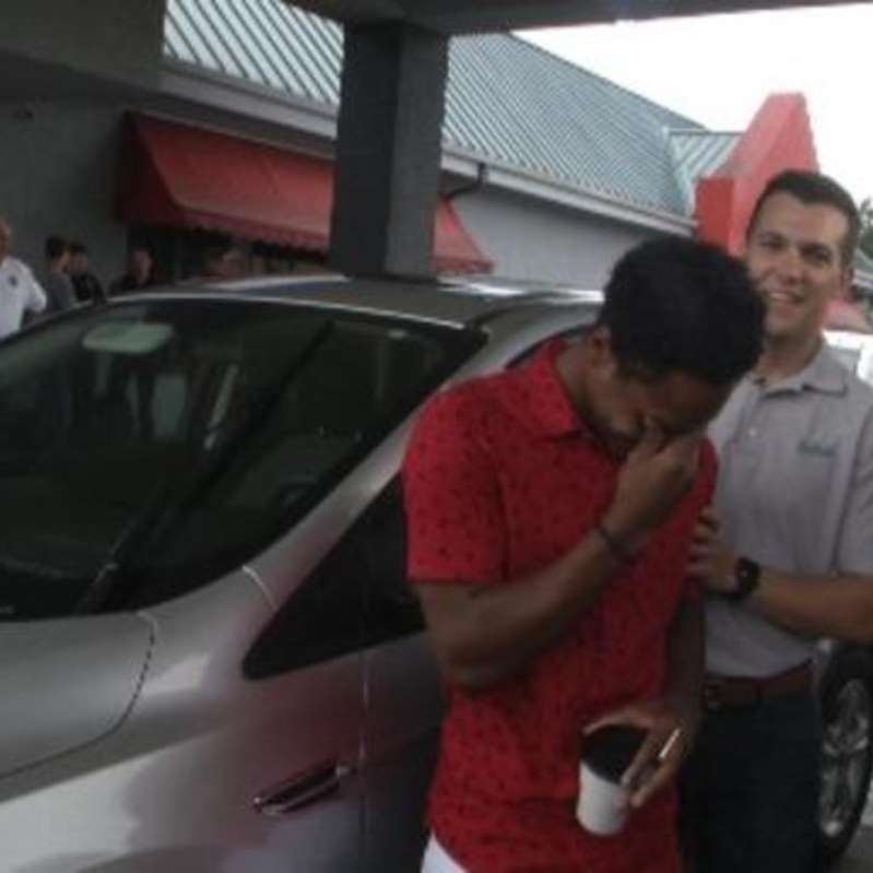 Impressionné par le courage de son nouvel employé, qui a marché des kilomètres pour être à l'heure, il lui offre une voiture