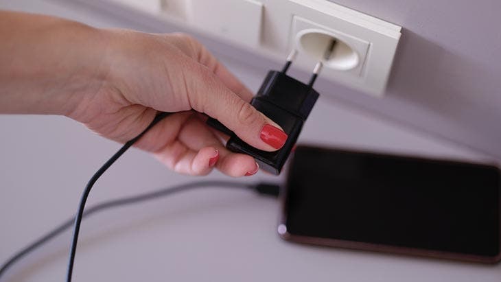 Insérer le chargeur dans la prise