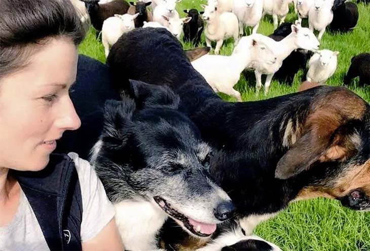 Jemma Harding se prend en selfie avec deux de ses chiens