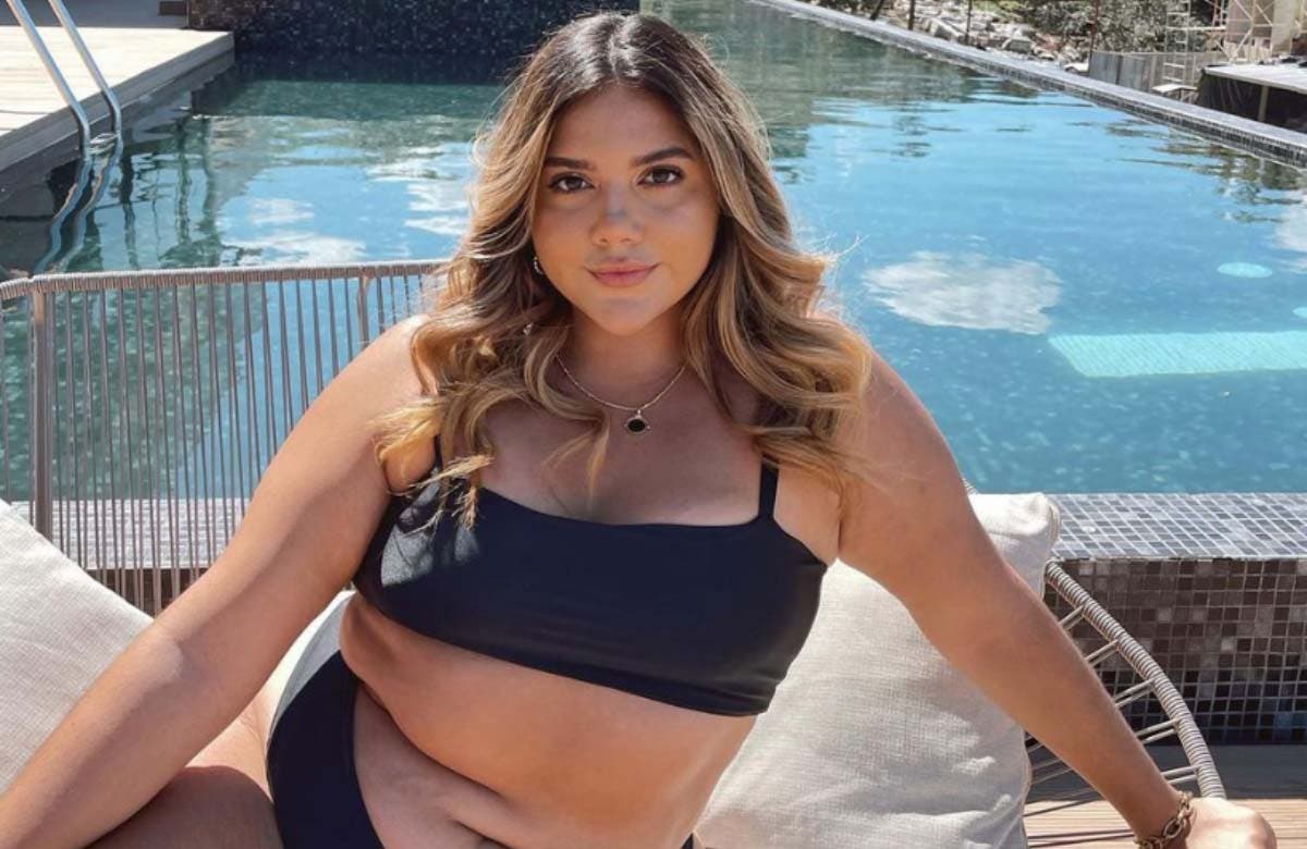 Jessi Rodríguez pose en bikini noir près d’une piscine extérieure