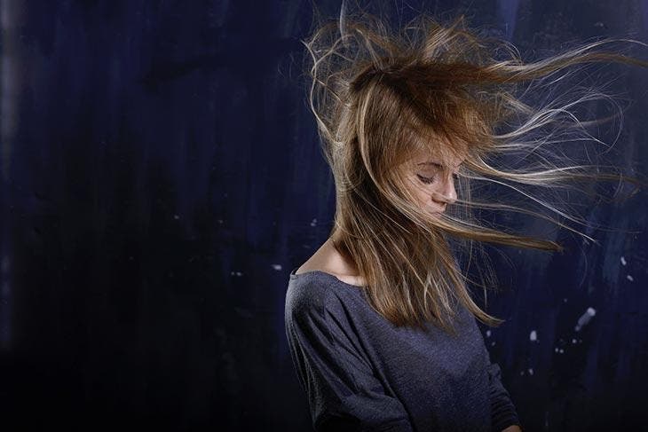 Jeune femme avec des cheveux électriques