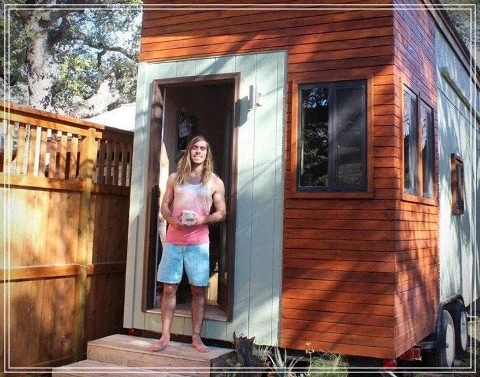 Joël devant la porte de sa maisonnette