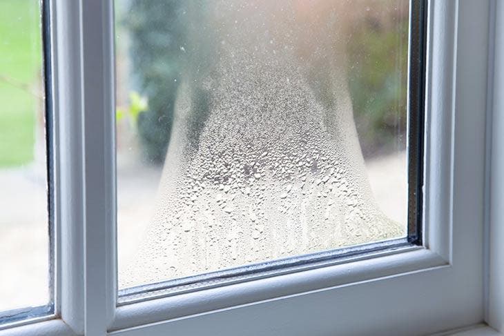 La condensation des fenêtres de la maison