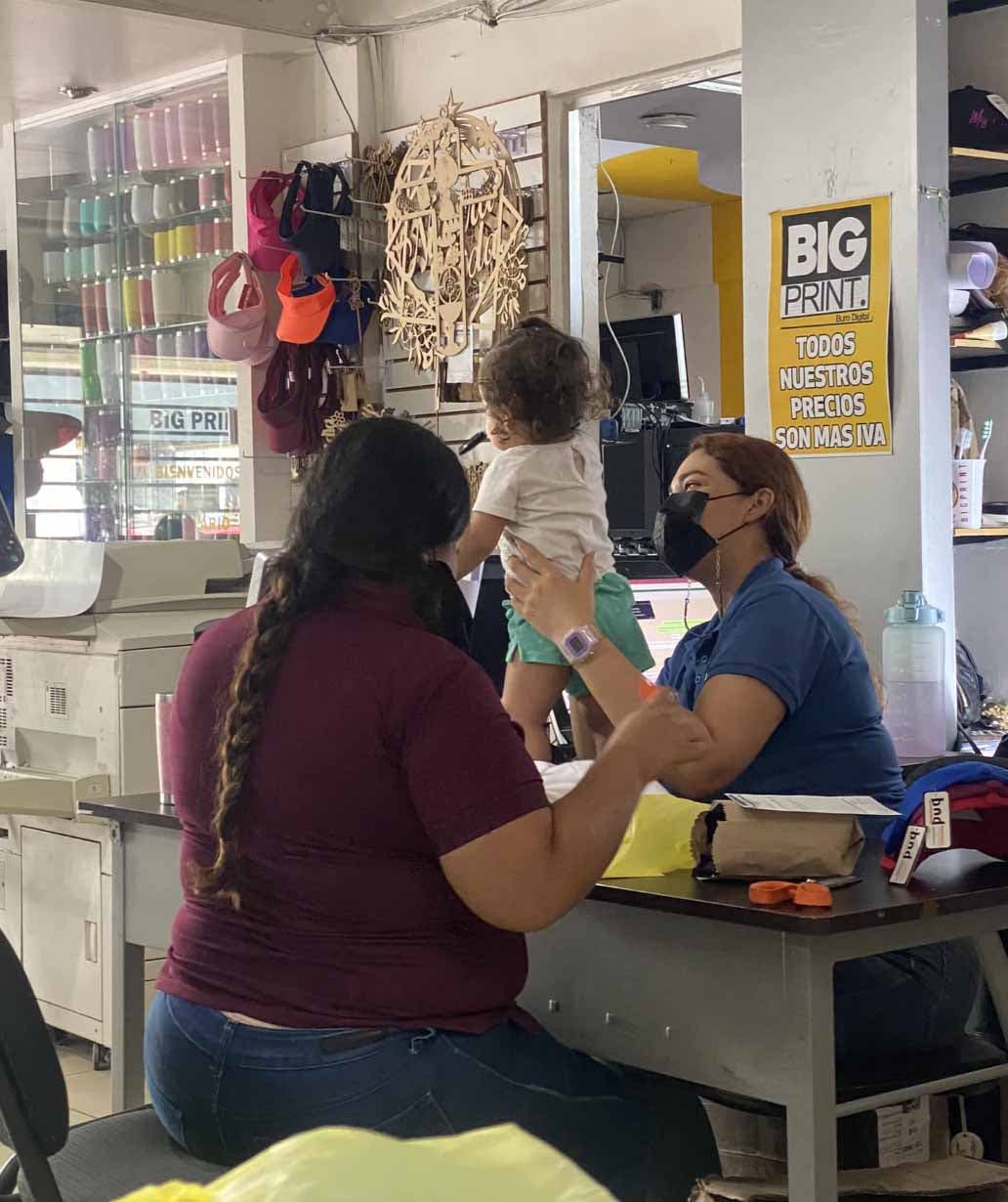 La fille de Rosita au travail