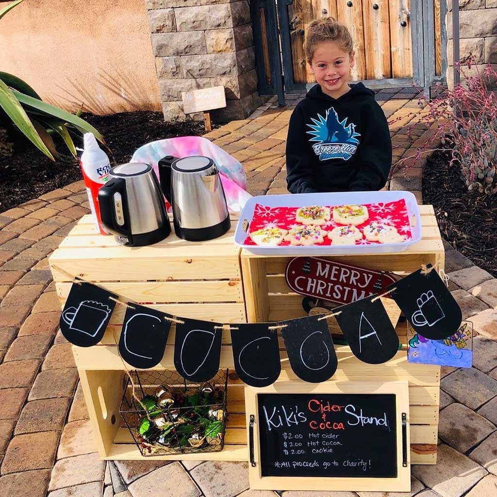 La petite fille vend des biscuits