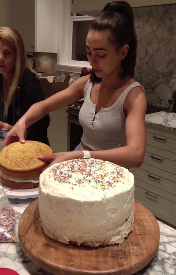 Laura qui prépare son gâteau1