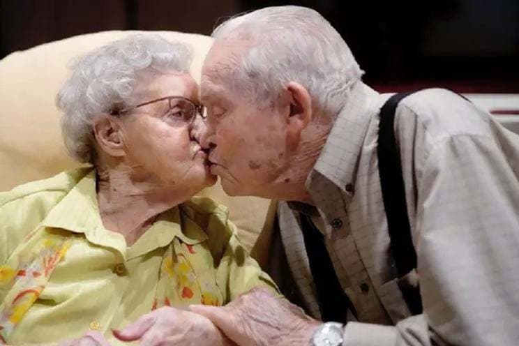 Le couple Hubert et June s’embrasse