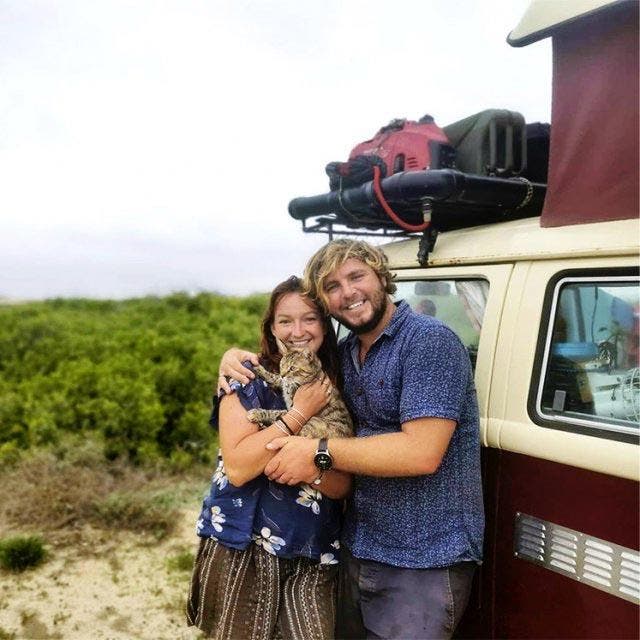 Le couple avec le chat