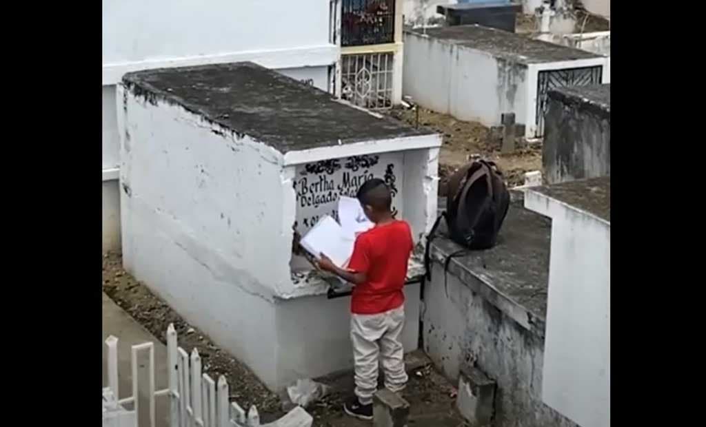 Le jeune garçon devant la tombe de sa mère1