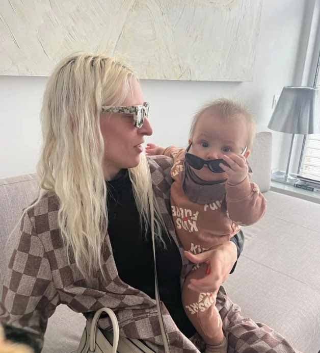 Le mannequin Maggie Maurer et son enfant