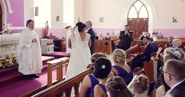 Le mariage est interrompu par une voix qui vient du fond