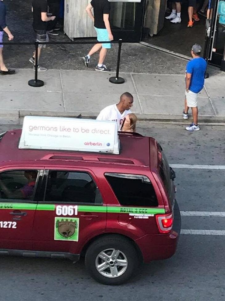 Le taxi qui s’arrête pour récupérer yusef dave