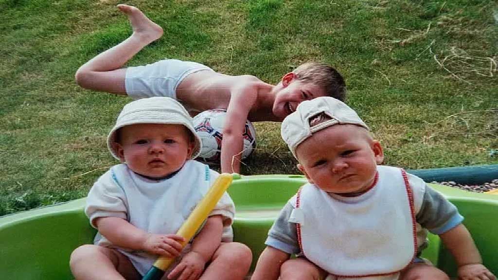 Les jumeaux avec leur grand frère