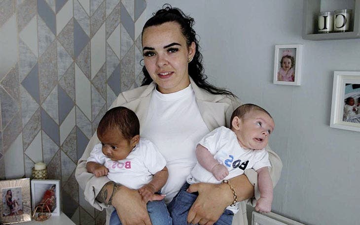 Les jumeaux avec leur maman - source : spm