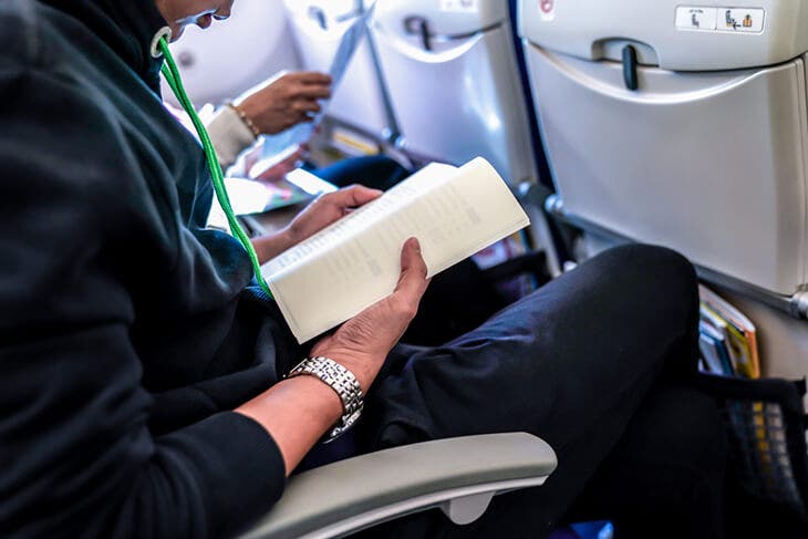 Lire un livre en avion 