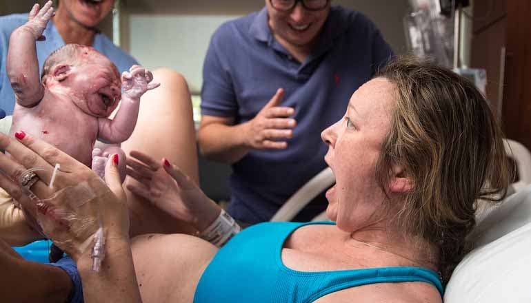 Maman découvre le sexe de son bébé à la naissance