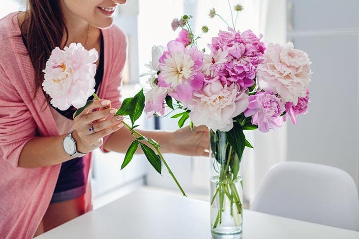 Mettre des fleurs dans un vase 