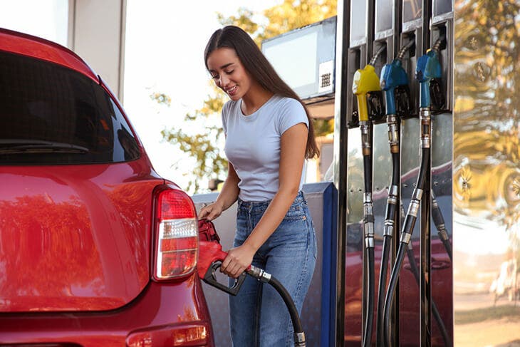 Mettre du carburant dans la voiture 