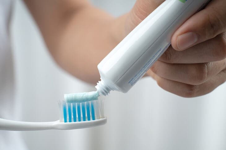 Mettre du dentifrice dans la brosse à dent 