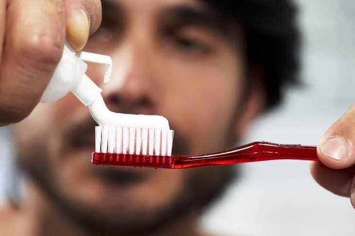 Mettre du dentifrice sur la brosse à dents