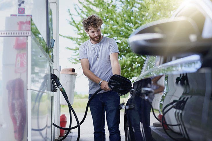 Mettre le carburant dans la voiture