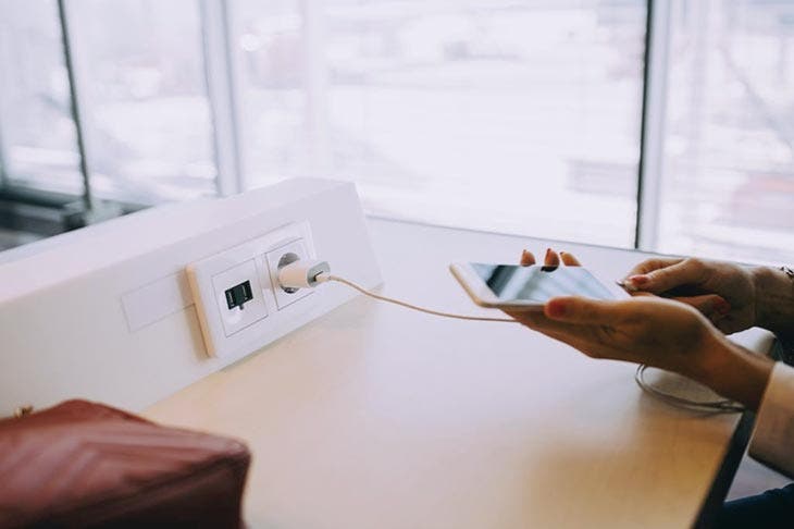 Mettre le téléphone à charger - source : spm