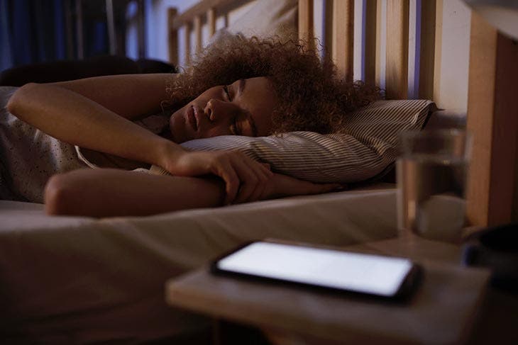 Mettre le téléphone sur la table de chevet 