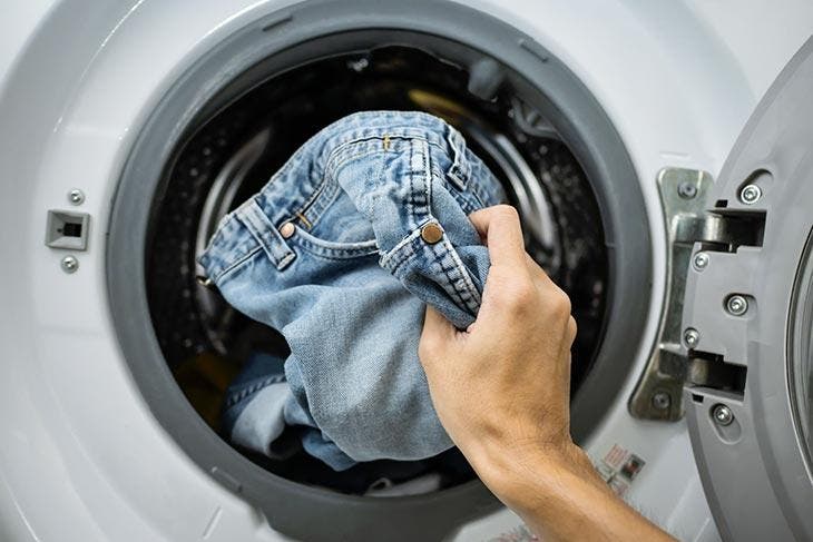 Mettre un jean dans la machine à laver 