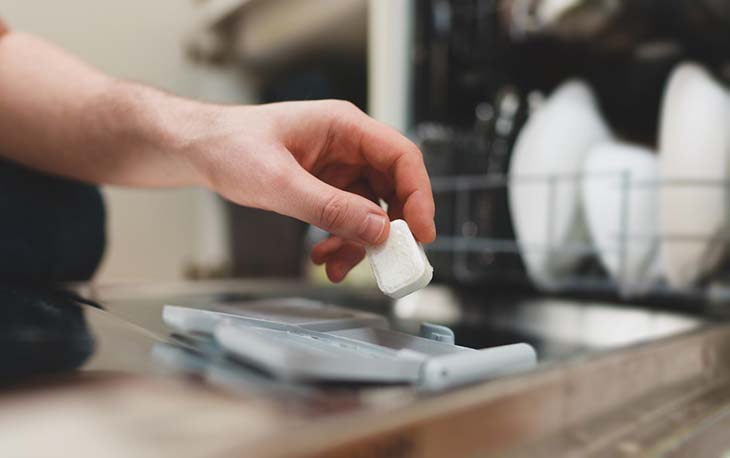 Mettre une tablette pour lave-vaisselle dans le lave-vaisselle 