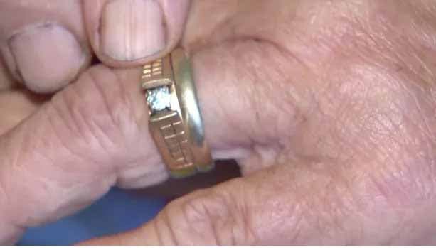 Mme Mary Grams porte à nouveau sa bague de fiançailles