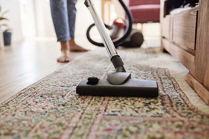 Nettoyer le tapis avec un aspirateur 