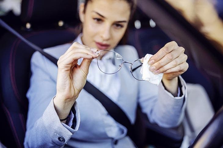 Nettoyer ses lunettes avant de conduire