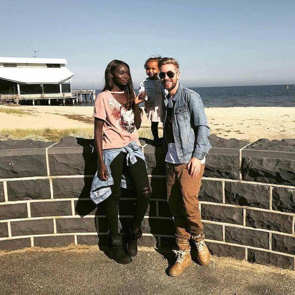 Nikki et Jamie Perkins avec leur fille Ava à la plage