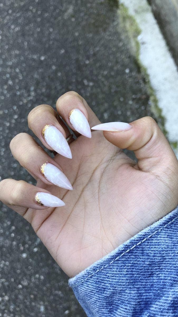 Ongles Stiletto en acrylique blanc2