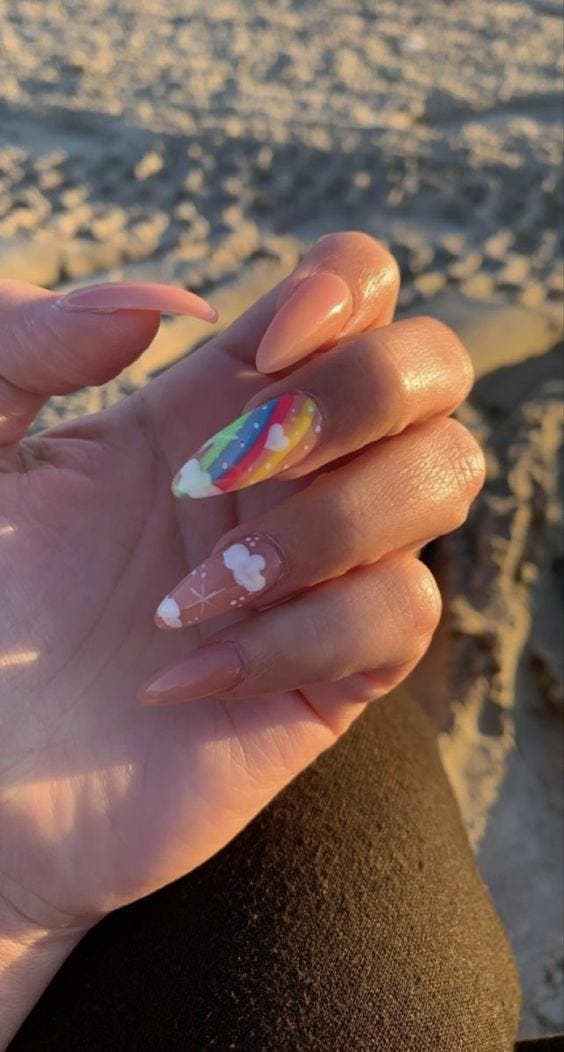 Ongles avec motifs arc-en-ciel et nuages