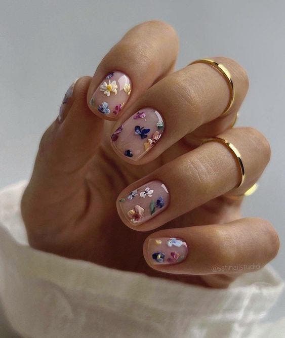 Ongles courts avec fleurs séchées