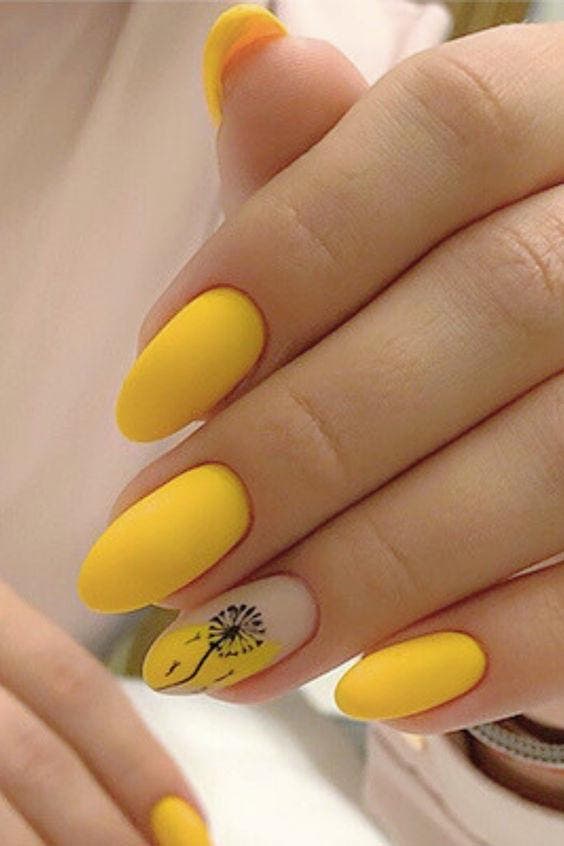 Ongles de printemps jaune ensoleillé