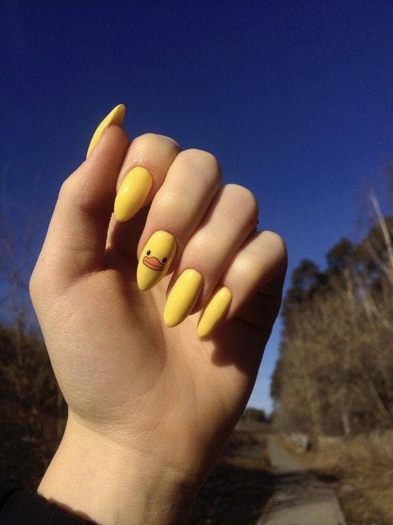 Ongles de printemps jaune ensoleillé1