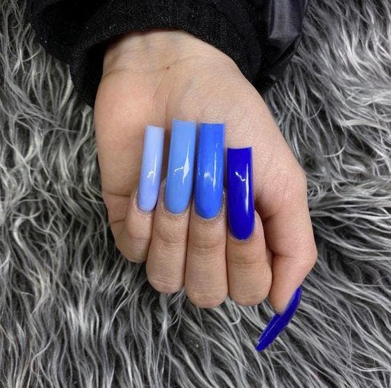 Ongles longs avec des nuances de bleu